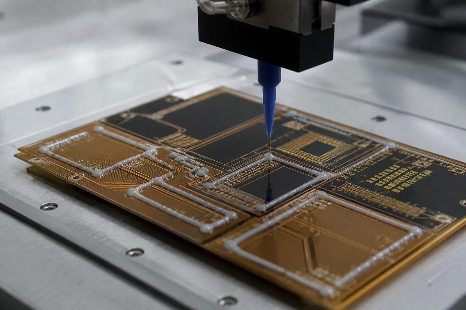 Elektronikklebstoffe: Warum die Materialwahl zum kritischen Produktionsrisiko wird
