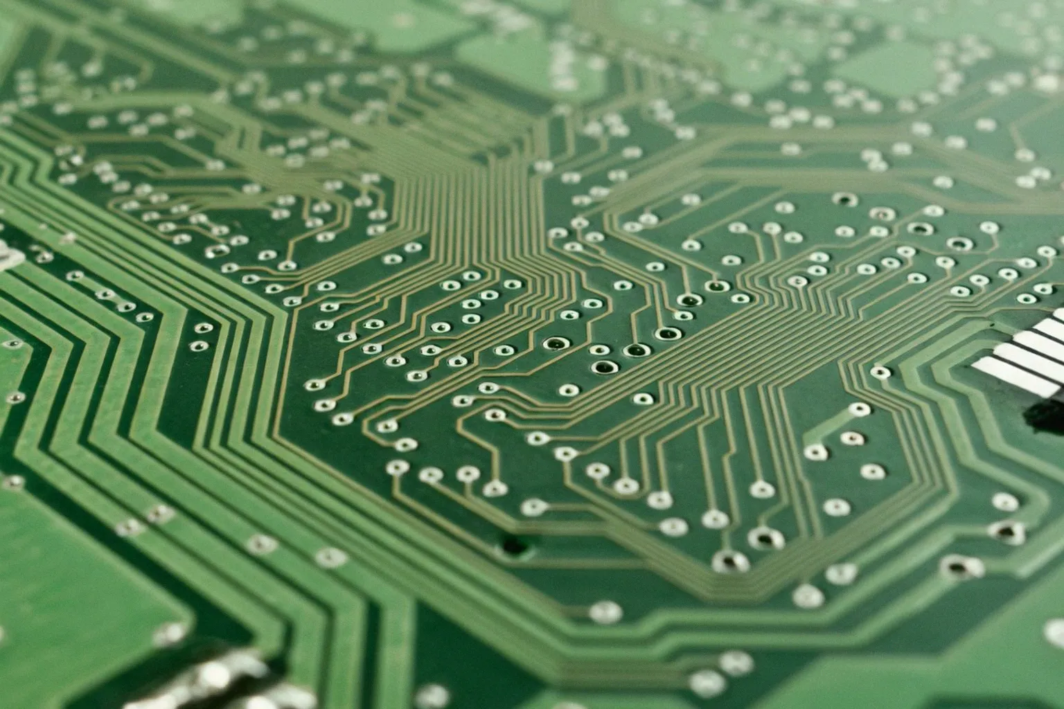 Kompakte Motorsteuerung: Neue 5-V-Resolver-Lösungen und PMIC-Integration