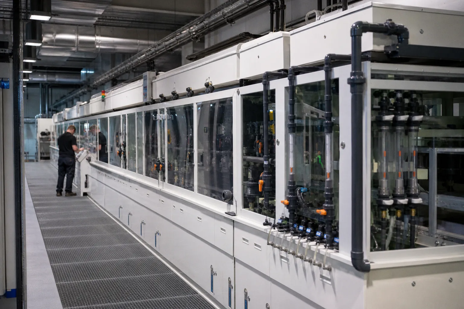 Neue Strip-Etch-Strip-Anlage steigert Präzision bei AdvancedPCB in Aurora